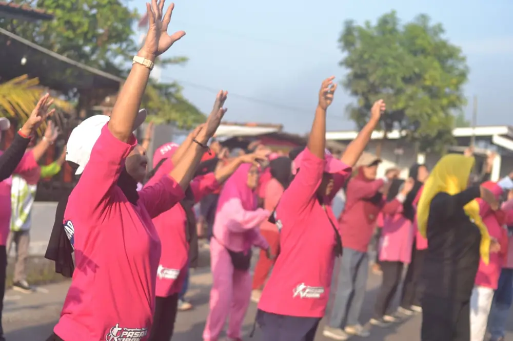 Senam pagi warga / Community morning exercise